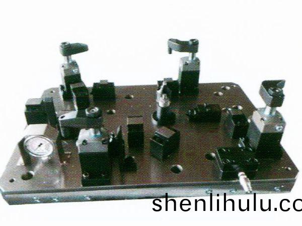 齒輪(lun)室罩蓋液壓裌(jia)具